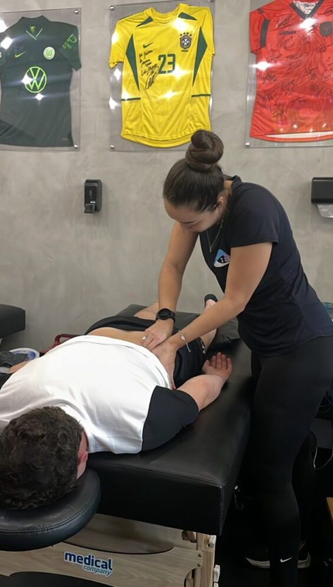 Sessão de terapia manual focada em prevenção de lesões na Move In Sports